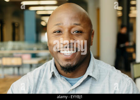 Black man smiling in cafe Banque D'Images