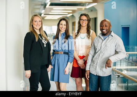 Business people smiling in office Banque D'Images