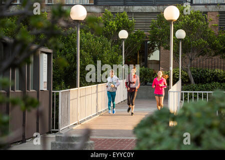 Les femmes s'exécutant sur passerelle urbaine Banque D'Images