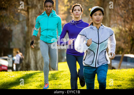 Les femmes running in park Banque D'Images