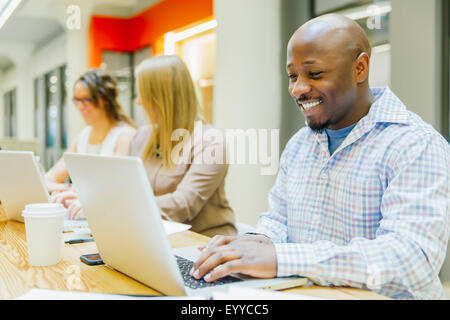 Les personnes qui travaillent sur des ordinateurs portables en réunion de bureau Banque D'Images