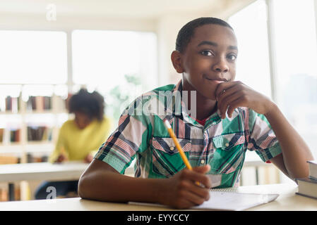 Black Student thinking in classroom Banque D'Images