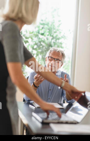 Caucasian business people en réunion de bureau Banque D'Images