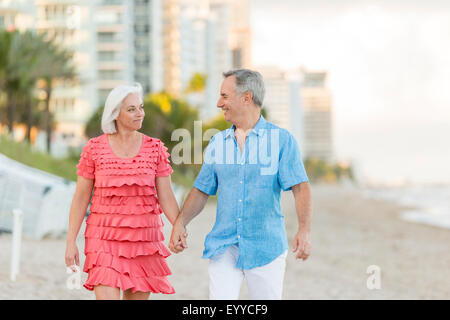 Caucasian couple walking on beach Banque D'Images