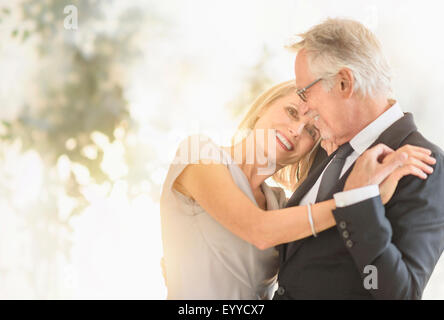 Smiling Caucasian couple dancing Banque D'Images
