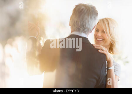 Smiling Caucasian couple dancing Banque D'Images