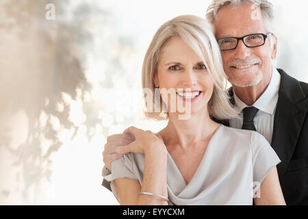 Smiling Caucasian couple hugging Banque D'Images