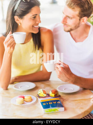 Hispanic couple having coffee at cafe Banque D'Images