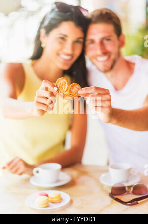 Hispanic couple cookie partage au café Banque D'Images