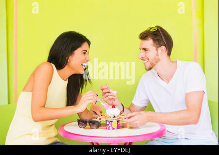 Hispanic couple partager ice cream sundae Banque D'Images