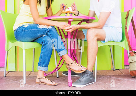 Hispanic couple partager ice cream sundae Banque D'Images