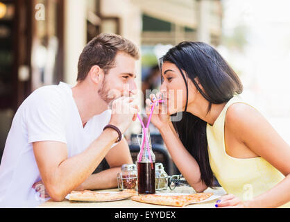 Hispanic couple boisson au café Banque D'Images