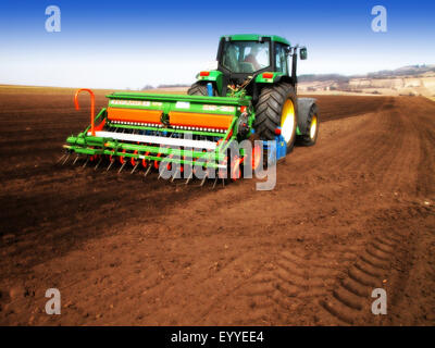 Tracteur avec semoir, l'Autriche, Basse Autriche, Autriche, Burgenland Banque D'Images