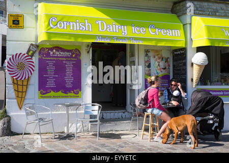 Assis à l'extérieur de la famille Cornish dairy ice cream shop à St Ives, Cornwall, England, UK Banque D'Images