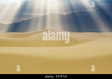 Rayons sur des dunes de sable blanc, National Monument, New Mexico, United States Banque D'Images