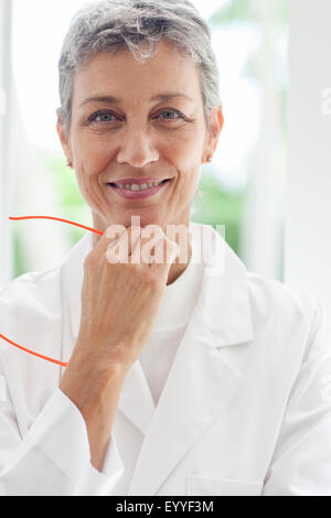 Close up of smiling doctor resting chin in hand Banque D'Images