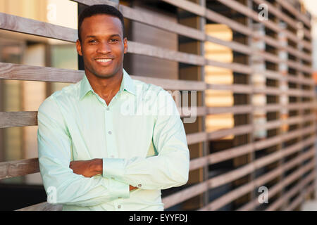 Black businessman standing with arms crossed Banque D'Images