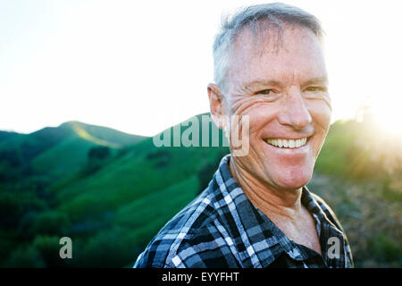 Caucasian man smiling on rural hilltop Banque D'Images