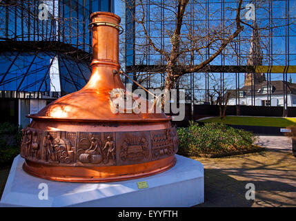 Brewing électrique en face de la brasserie Warsteiner, Église Saint-pancrace St. en miroir dans le bâtiment administratif, l'Allemagne, en Rhénanie du Nord-Westphalie, Rhénanie-Palatinat, Warstein Banque D'Images