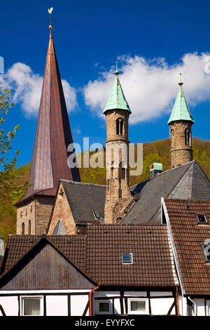 Église protestante Christuskirche et maisons à colombages, l'Allemagne, en Rhénanie du Nord-Westphalie, Rhénanie-Palatinat, Plettenberg Banque D'Images