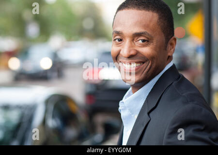 Black businessman smiling in city Banque D'Images