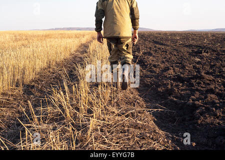 Mari farmer walking in crop fields Banque D'Images