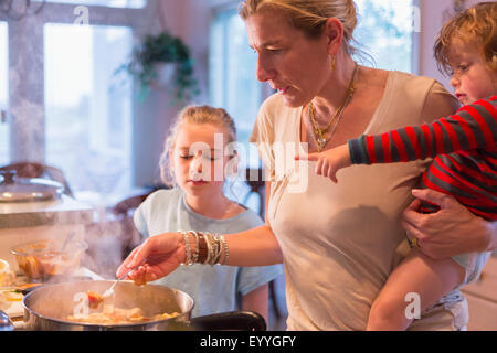 La mère et les enfants de race blanche dans la cuisine la cuisine Banque D'Images