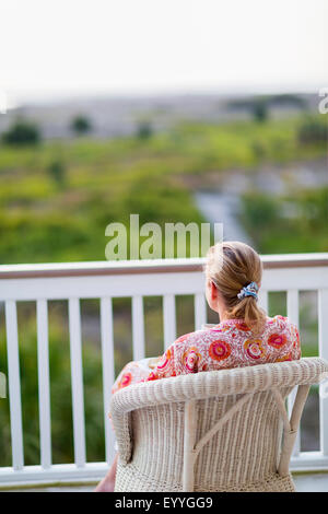 Caucasian woman admiring view de porche Banque D'Images