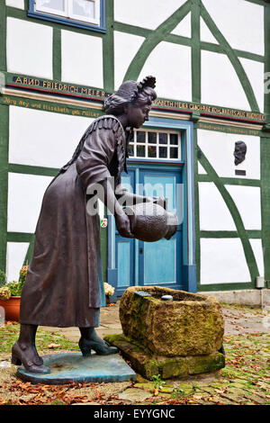 Sculpture en face d'une maison à colombages dans Schwalenberg, Allemagne, Rhénanie du Nord-Westphalie, à l'Est de la Westphalie, Schwalenberg Banque D'Images