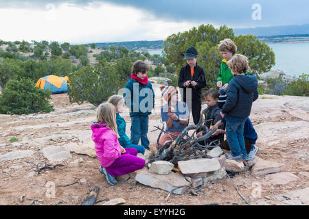 Les enfants de camp de construction sur terrain Banque D'Images