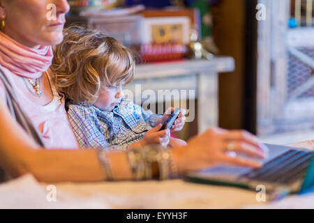 Caucasian mother and baby son utilisation de la technologie Banque D'Images