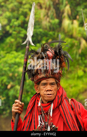 Portrait d'un vieil homme en costume traditionnel de la tribu Ifuago, Philippines, Luzon, Banaue Banque D'Images