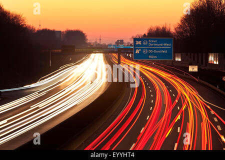 L'autoroute A40 à incandescence du soir, l'Allemagne, en Rhénanie du Nord-Westphalie, Ruhr, Dortmund Banque D'Images