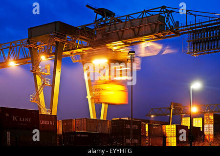 Port de Dortmund avec portique à conteneurs dans la soirée, l'Allemagne, en Rhénanie du Nord-Westphalie, Ruhr, Dortmund Banque D'Images