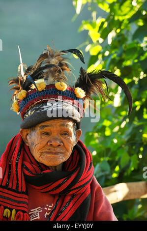 Portrait d'une vieille femme avec tête traditionnelle décoration de la tribu Ifugaos, Philippines, Luzon, Banaue Banque D'Images