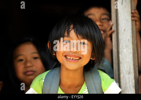 Fille du peuple Ifugao regardant par une fenêtre, Philippines, Luzon, Patpat Banque D'Images