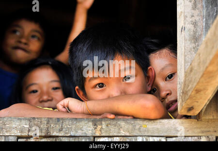 Garçon du peuple Ifugao regardant par une fenêtre, Philippines, Luzon, Patpat Banque D'Images