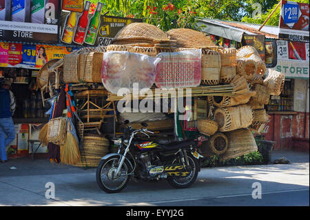 Moto de charge lourde avec l'osier, Philippines, Manille Banque D'Images