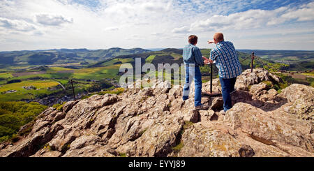 Deux hommes sur le dessus de la formation rocheuse Bruchhauser Steine profitant de la vue, de l'Allemagne, en Rhénanie du Nord-Westphalie, Rhénanie-Palatinat, Olsberg Banque D'Images