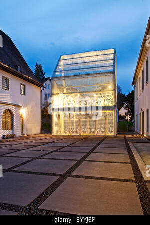 Monastère Wedinghausen et light house 'Lichthaus" dans la soirée, l'Allemagne, Nordrhein-Westfalen, Arnsberg Sauerland, Banque D'Images