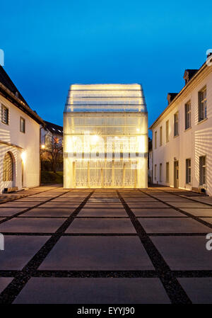 Monastère Wedinghausen et light house 'Lichthaus" dans la soirée, l'Allemagne, Nordrhein-Westfalen, Arnsberg Sauerland, Banque D'Images