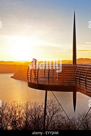 "Skywalk" Biggeblick au coucher du soleil, de l'Allemagne, en Rhénanie du Nord-Westphalie, Rhénanie-Palatinat, Attendorn Banque D'Images