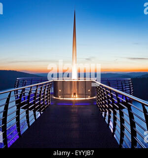 "Skywalk" Biggeblick au coucher du soleil, de l'Allemagne, en Rhénanie du Nord-Westphalie, Rhénanie-Palatinat, Attendorn Banque D'Images