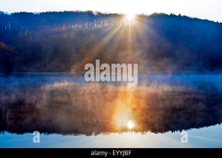 Rivière Ruhr au coucher du soleil en automne, l'Allemagne, en Rhénanie du Nord-Westphalie, Ruhr, Witten Banque D'Images