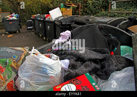 Contenants à déchets entassés dans une cour, Allemagne Banque D'Images