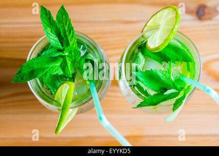 Deux verres de mojito joliment décorées vue supérieure Banque D'Images