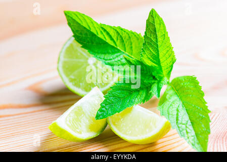 Tranches de citron-lime et de feuilles de menthe macro Banque D'Images