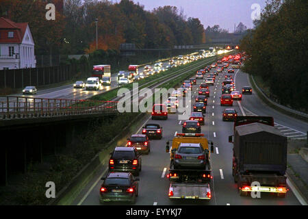 Embouteillage sur l'autoroute A40 dans la soirée, l'Allemagne, Rhénanie du Nord-Westphalie Banque D'Images