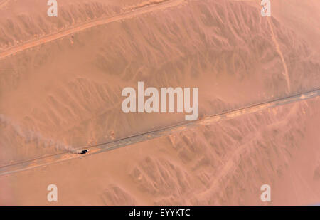 Vue aérienne de chariot sur la route du désert, Egypte, Hurghada Banque D'Images