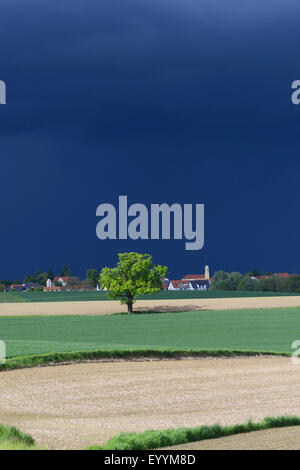 Sombre orage menaçant sur terrain paysage avec village, Germany Banque D'Images